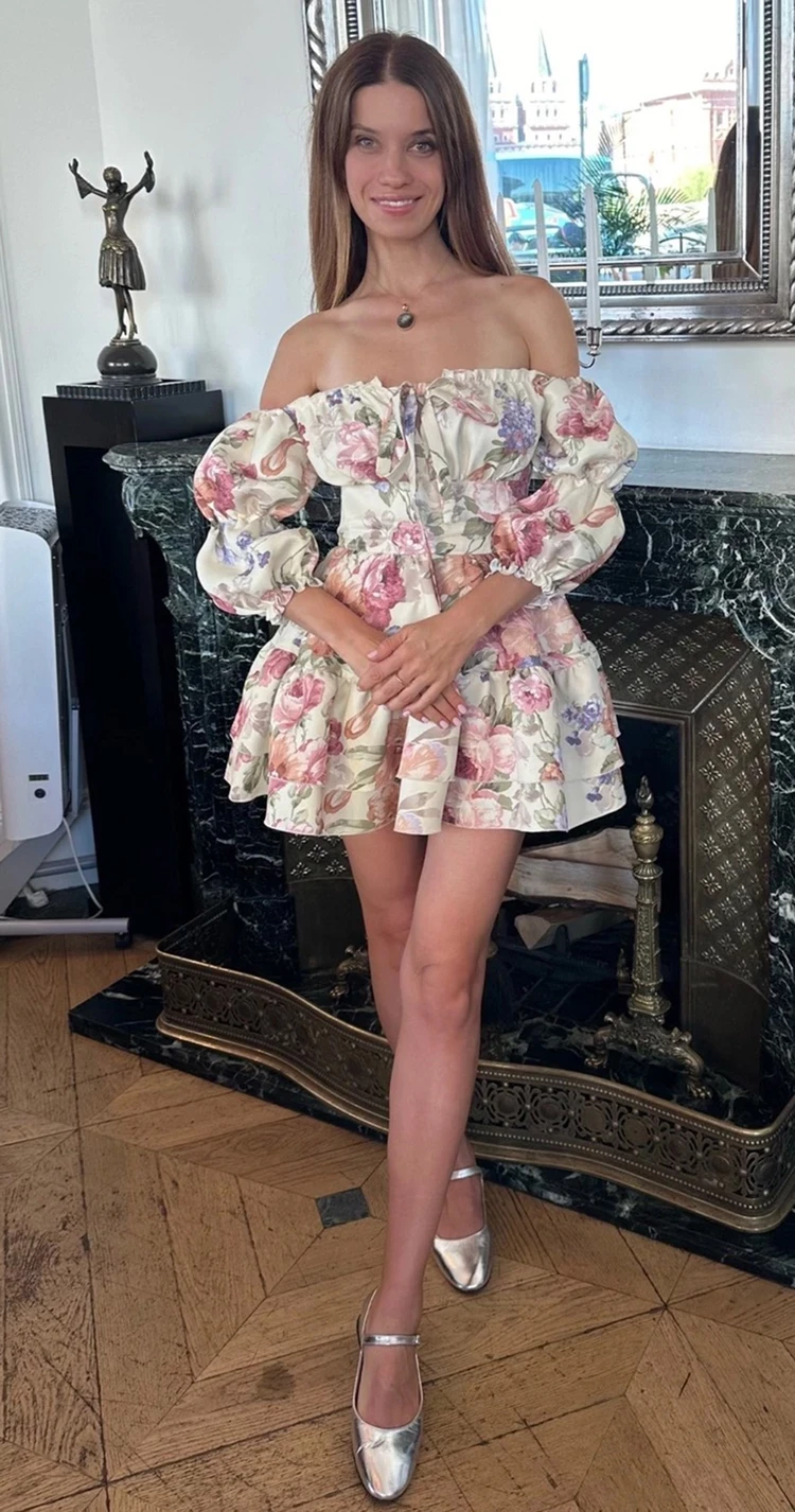 Цветочное настроение: Бородина — в нежном платье с пионами, Бондарчук — в яркой юбке