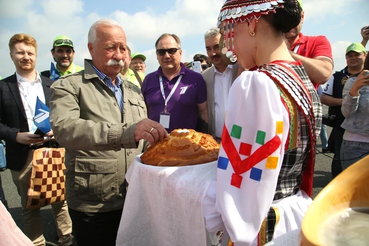 Обескураженный Леонид Якубович внезапно прервал молчание: "Замок Грязи я купил у Пугачевой!"
