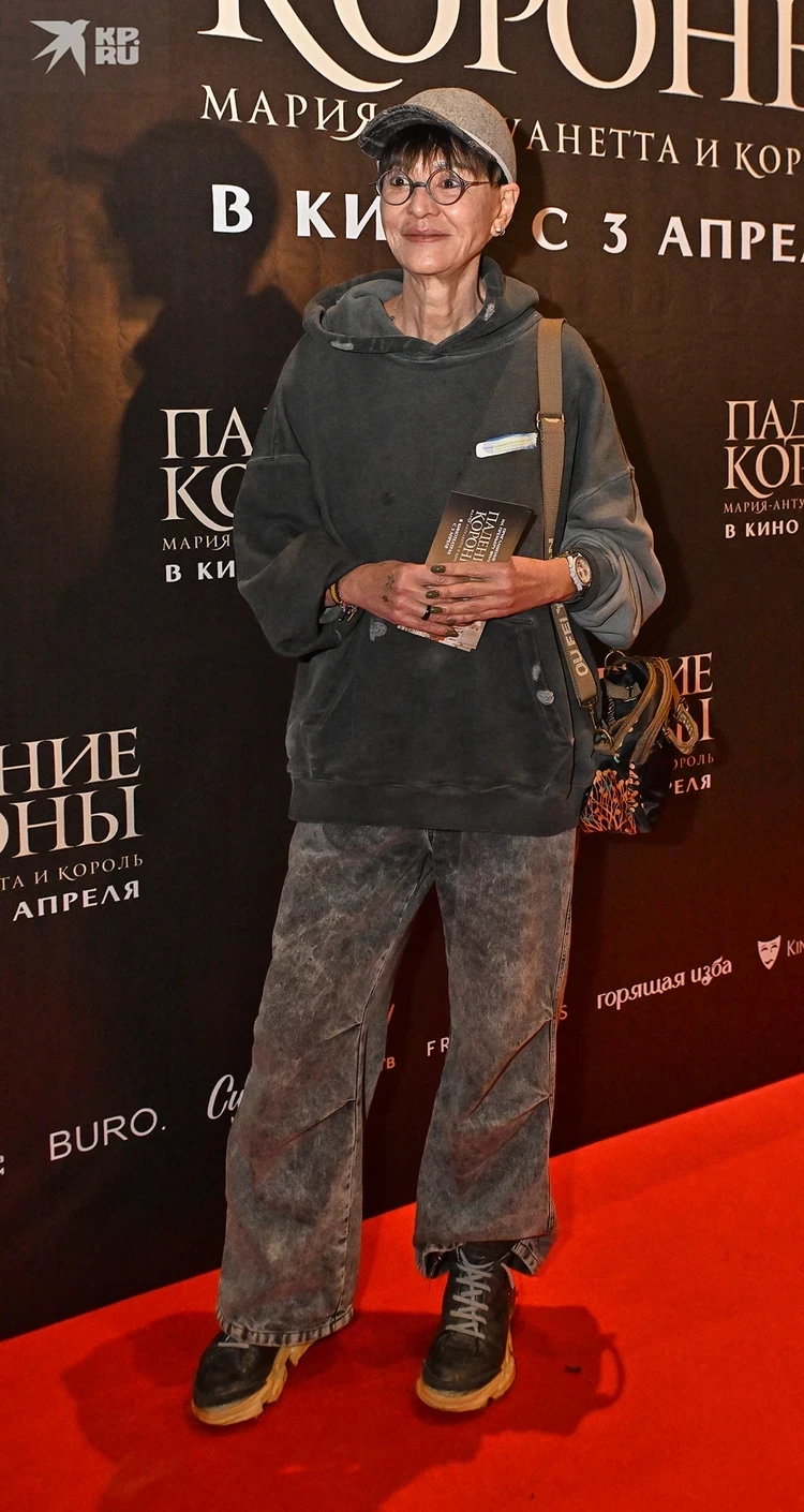 Премьера фильма «Падение короны»: Ирина Хакамада в потертом худи, похудевшая Александра Морозова и нестареющий Александр Анатольевич