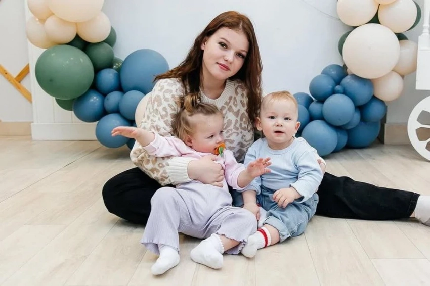 Была отличницей, но влюбилась в тату-мастера: честная история Юли, героини шоу «Мамы в 16», которая родила двойню и осталась одна