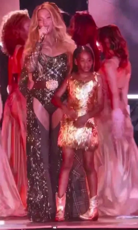 Младшая дочь Бейонсе впервые вышла с ней на сцену, а старшая — стала выше мамы