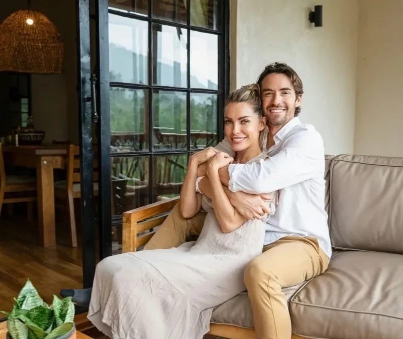 Вдова основателя Playboy Хью Хефнера объявила о помолвке спустя 8 лет после его смерти