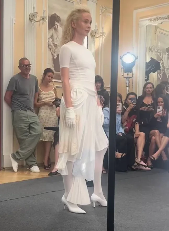 Светская Москва переругалась из-за того, кому какое место досталось на показе Walk of Shame