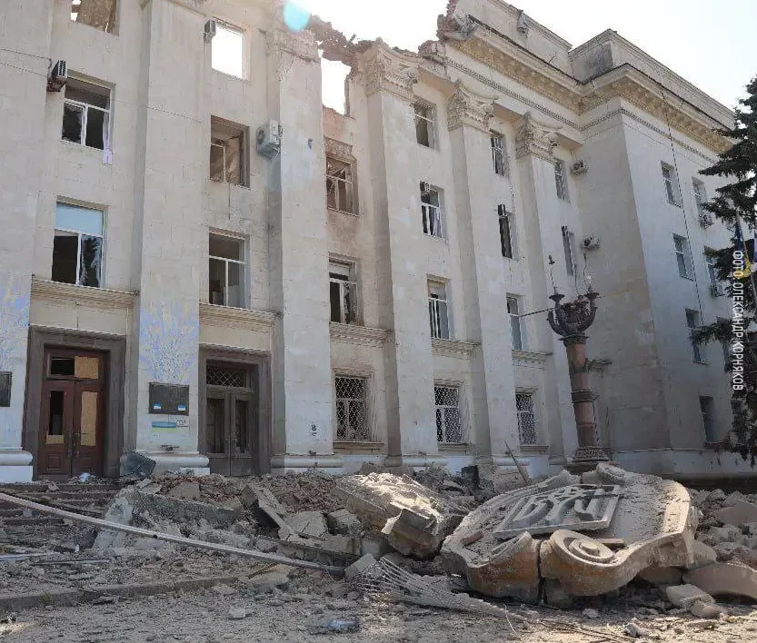 Сначала обрушился тризуб, а за ним и большая часть здания: появились новые кадры с результатом удара по оккупационной Херсонской администрации Украины