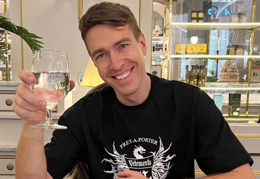 "Что такого в том, чтобы взять незнакомку за жопу?". СК завёл дело против секс-коуча Алекса Лесли, который призвал своих подписчиков домогаться женщин