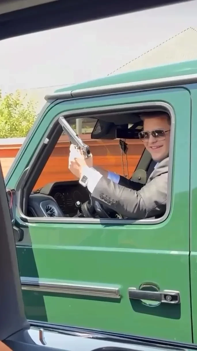 Часы за 157 млн рублей и золотой пистолет: в сети обсуждают свадьбу 17-летнего сына Рамзана Кадырова