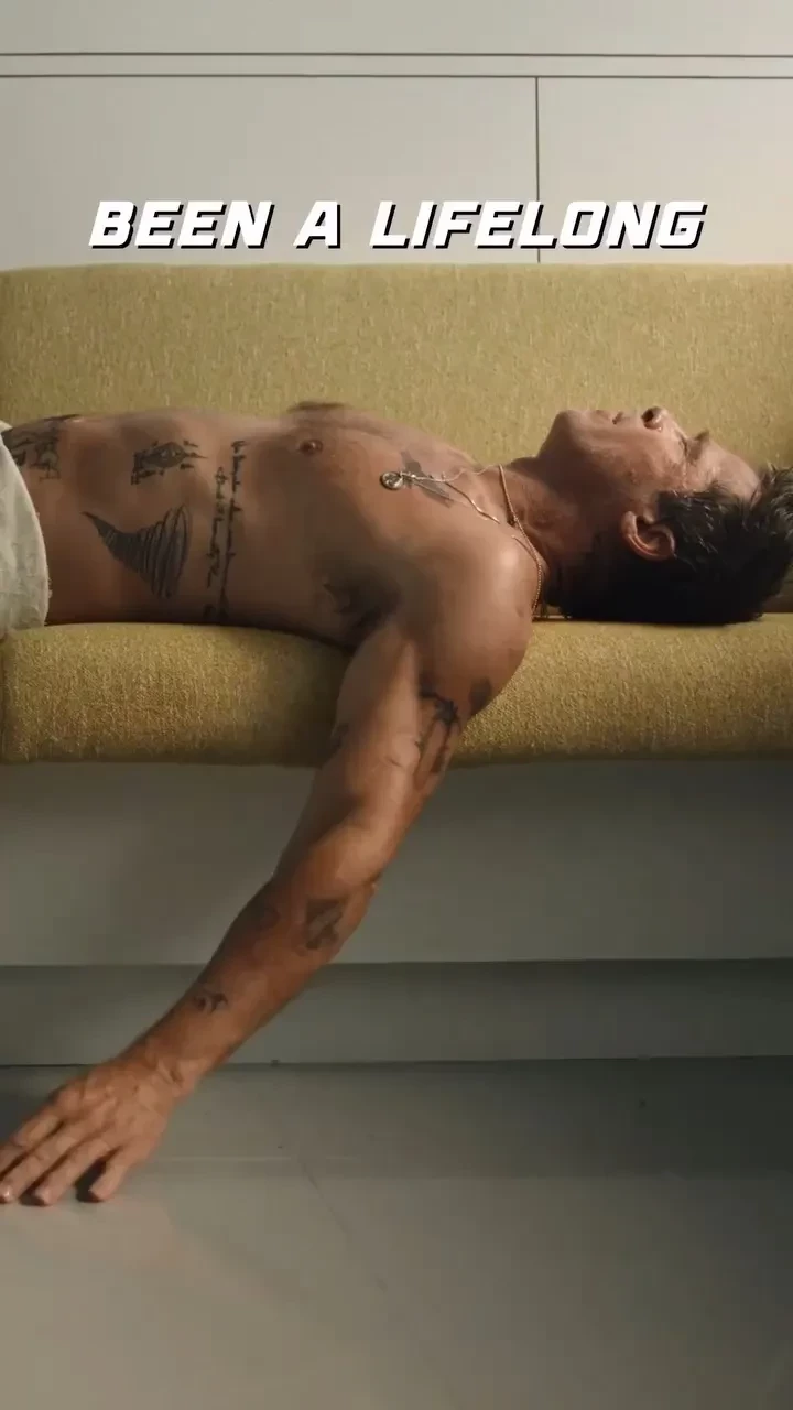 Дата рождения Анджелины Джоли, инициалы детей и мумия: все татуировки Брэда Питта