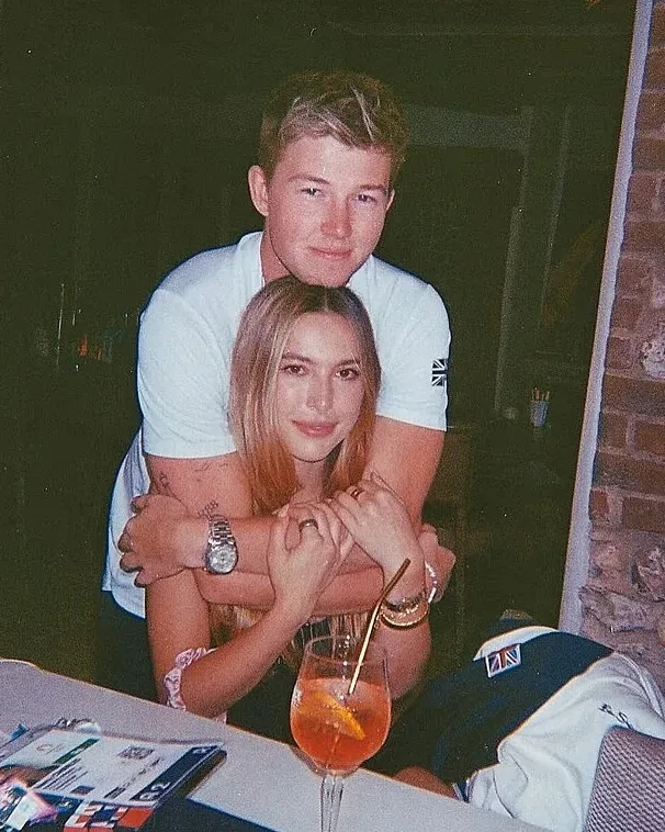 Дочь Романа Абрамовича среди гостей, старинный замок и траты на сумму 6,5 млн долларов. Появились подробности свадьбы дочери Стива Джобса