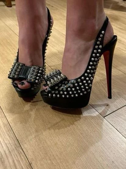 Настоящий бум: как зумеры возродили культ красной подошвы Louboutins